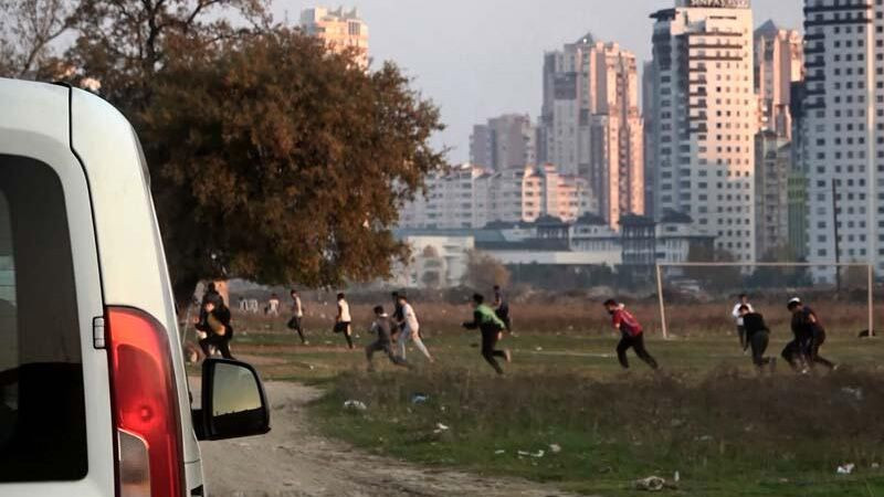Kısıtlamada futbol maçı yapanlar polisi görünce böyle kaçtı! - Sayfa 5