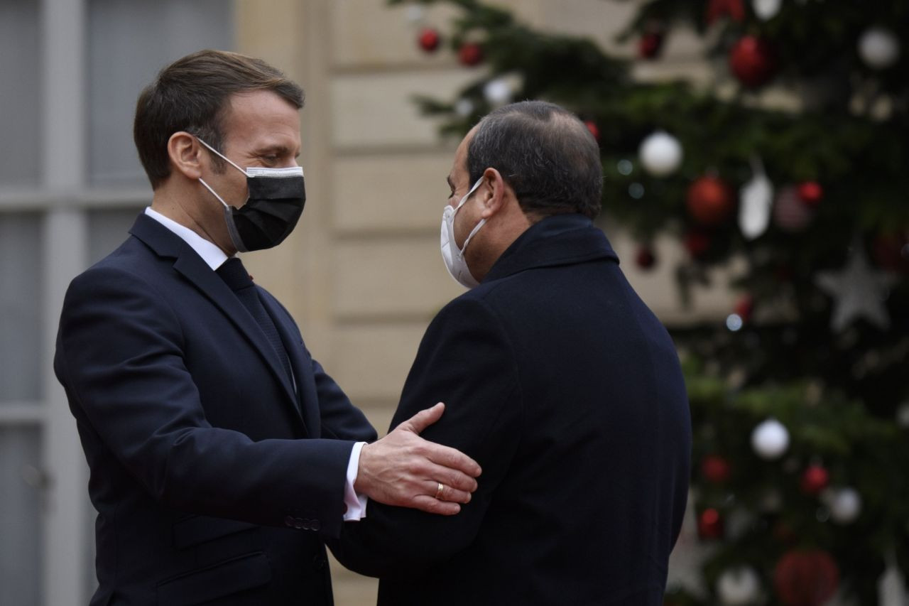 Aklını kaçıran Macron, Sisi'ye onur nişanı verdi - Sayfa 6