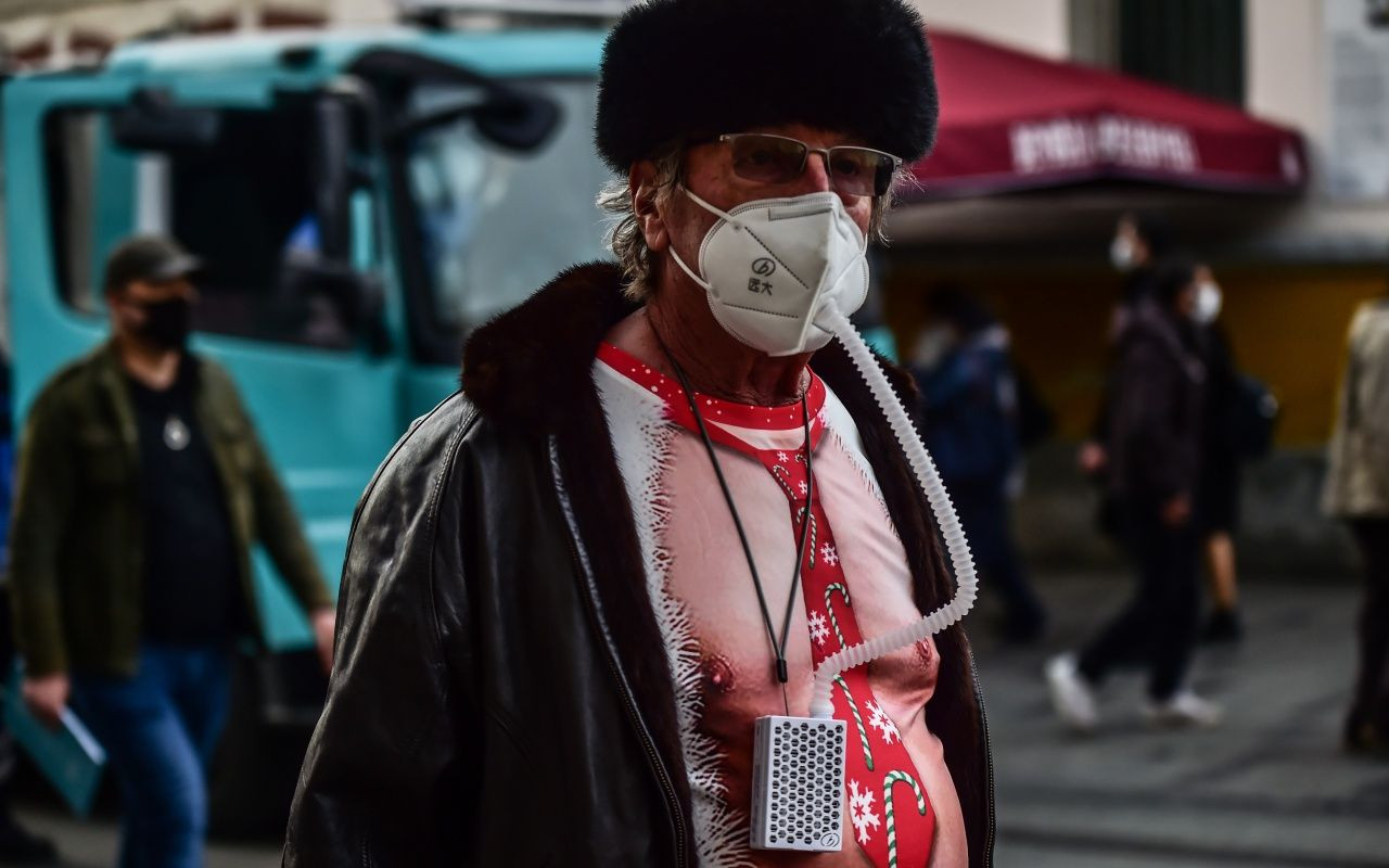 Tuhaf giyimli turist ilgi odağı oldu - Sayfa 6