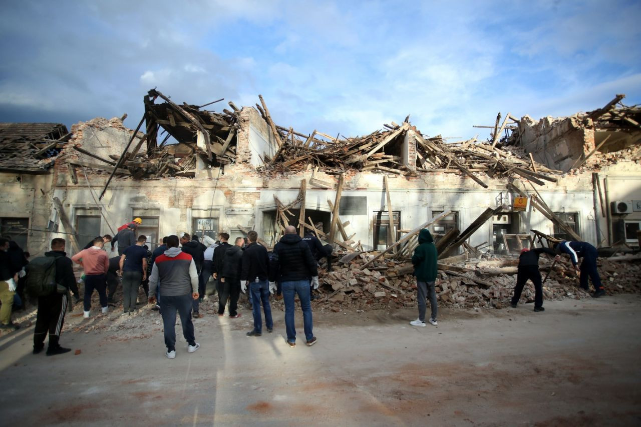 Ülkenin birçok yerinde ağır hasar var... - Sayfa 7