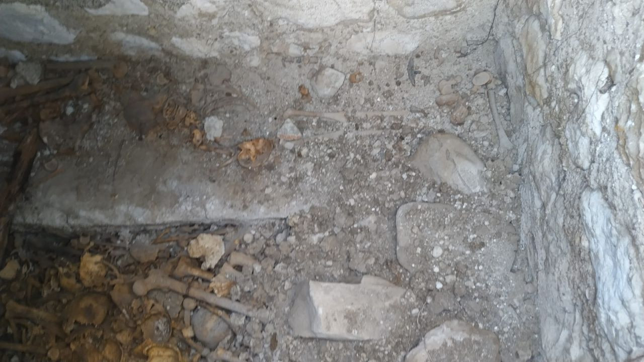 Tarlada 40 insan kafatası ve kemiği bulundu - Sayfa 7