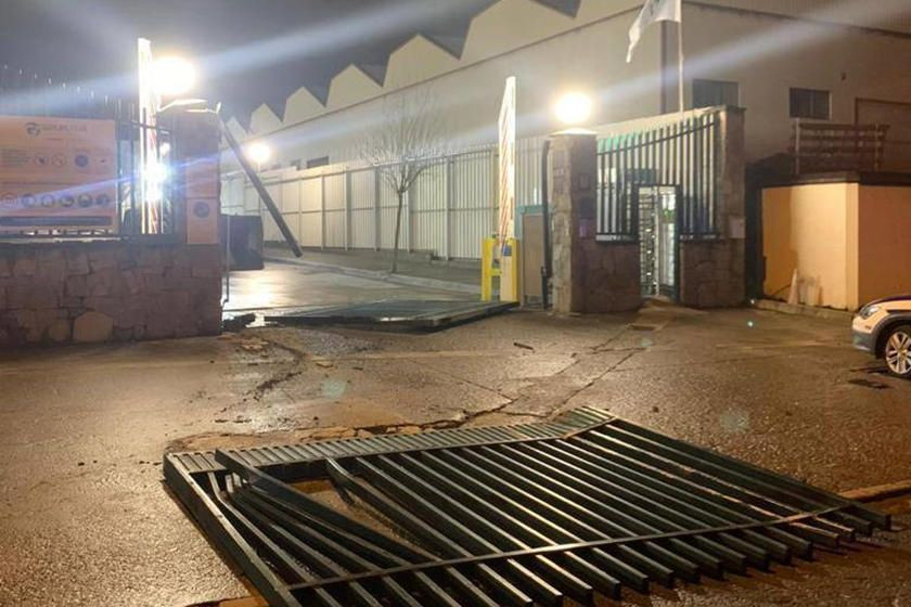 Kepçeyle Mercedes'in fabrikasına daldı - Sayfa 5