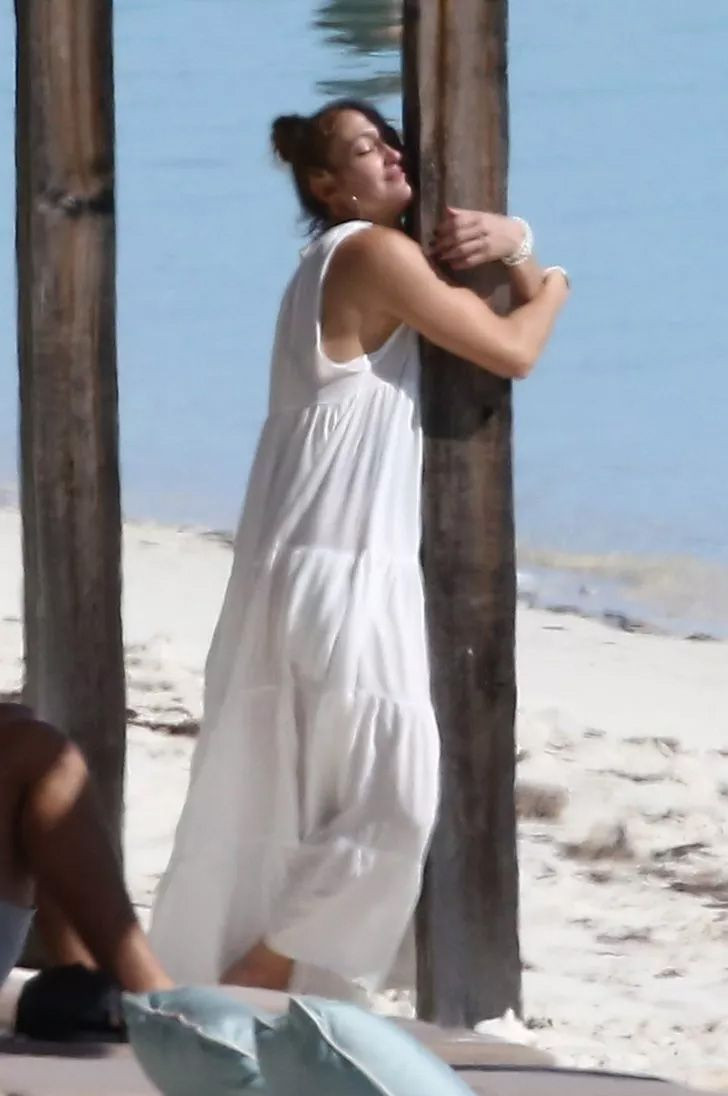 Jennifer Lopez tanga mayosuyla sosyal medyayı salladı! - Sayfa 6