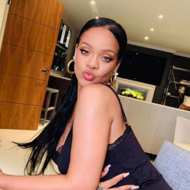 Kendi iç çamaşır markasının tanıtımını yapan Rihanna izleyenleri büyüledi! - Sayfa 11