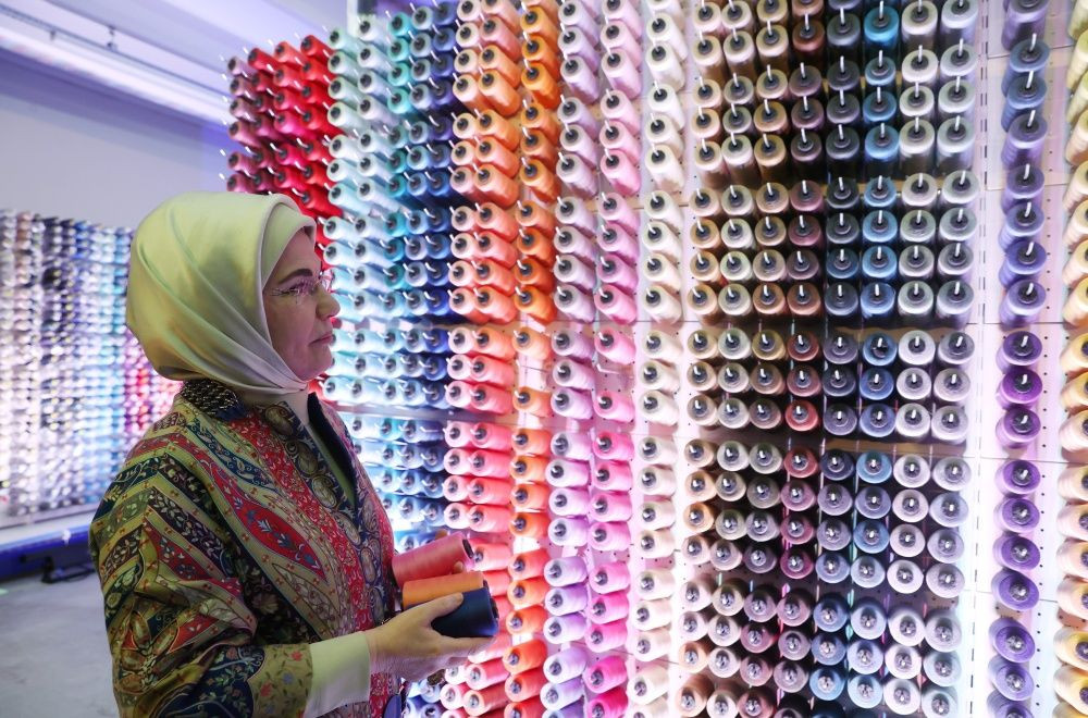 Emine Erdoğan tekstil fabrikasını ziyaret edip dikiş dikti - Sayfa 6