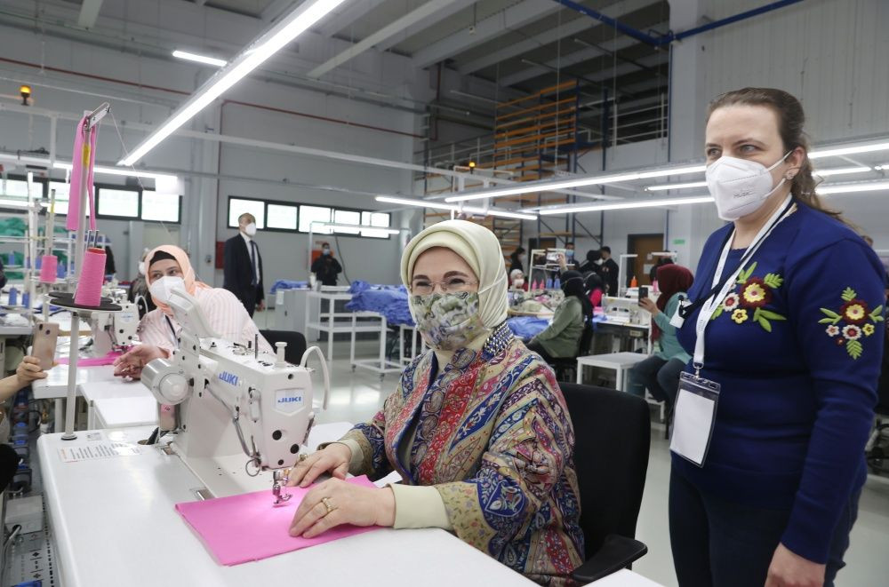Emine Erdoğan tekstil fabrikasını ziyaret edip dikiş dikti - Sayfa 7