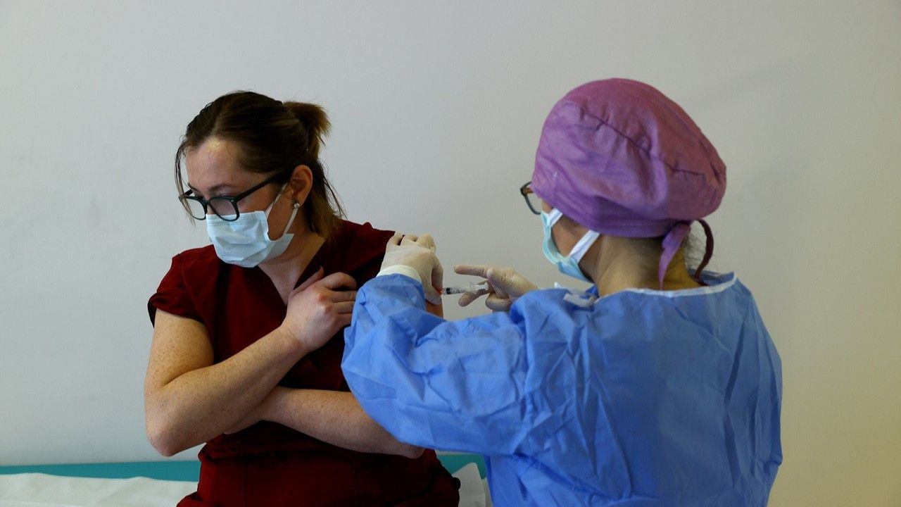 Koronavirüs aşısı olan 11 kişi fenalaştı! Aşı merkezi kapatıldı... - Sayfa 7