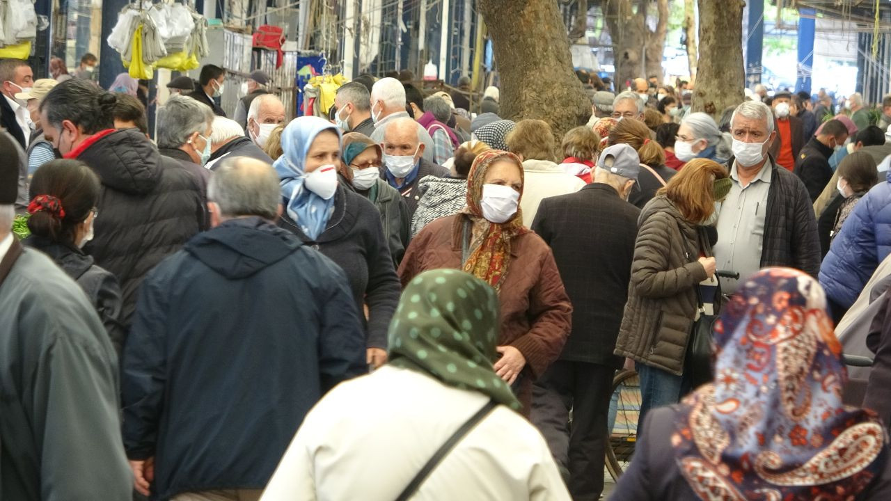Kapanma öncesi pazara koştular, sosyal mesafeyi unuttular - Sayfa 6