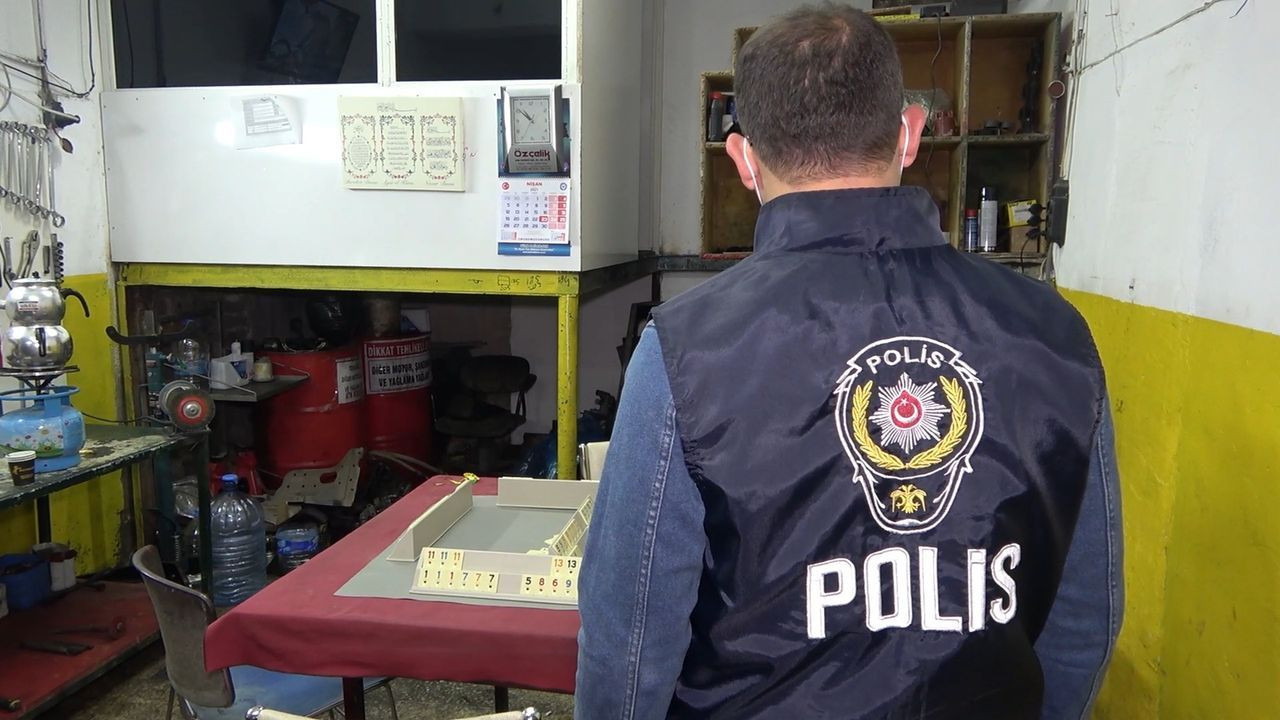 Yakalanmamak için tuvalete saklandılar - Sayfa 8