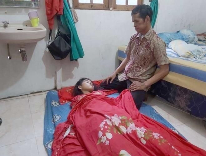 17 yaşındaki genç kadın haftalar boyunca aralıksız uyuyor... - Sayfa 7