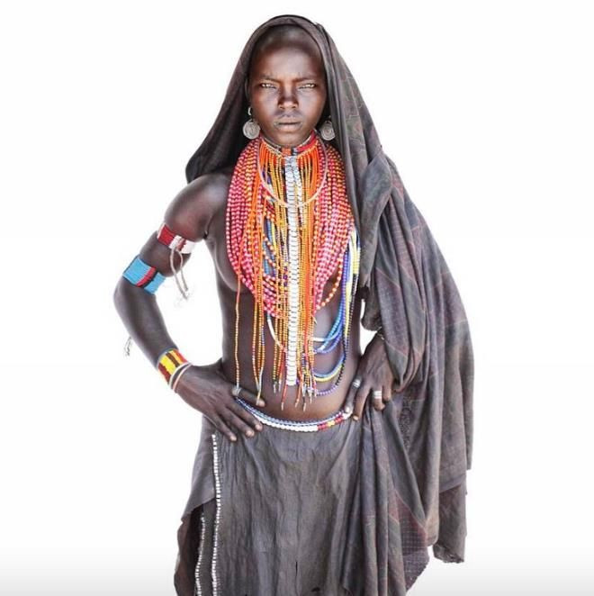 Görülmemiş gelenek! Kendilerini yaralayıp, ölü ineklerin üzerinde yürüyorlar... - Sayfa 9