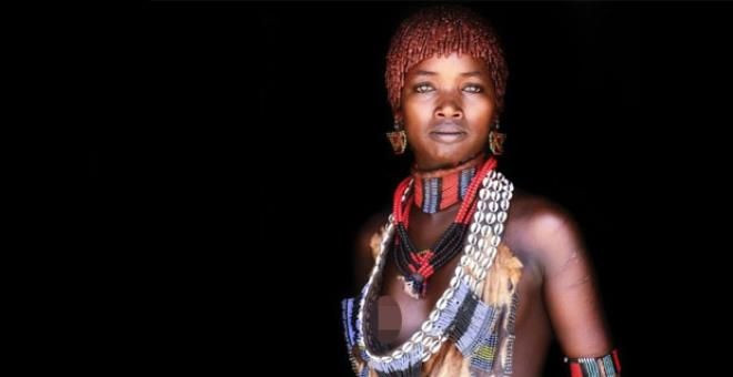 Görülmemiş gelenek! Kendilerini yaralayıp, ölü ineklerin üzerinde yürüyorlar... - Sayfa 8