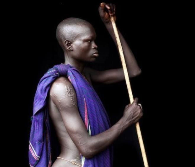 Görülmemiş gelenek! Kendilerini yaralayıp, ölü ineklerin üzerinde yürüyorlar... - Sayfa 10