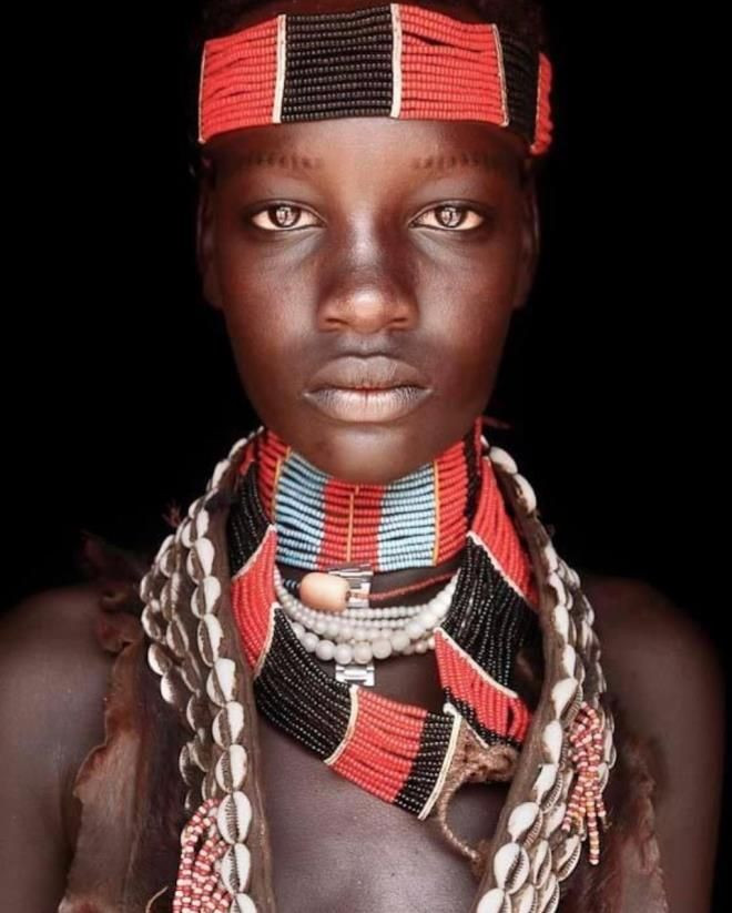 Görülmemiş gelenek! Kendilerini yaralayıp, ölü ineklerin üzerinde yürüyorlar... - Sayfa 7