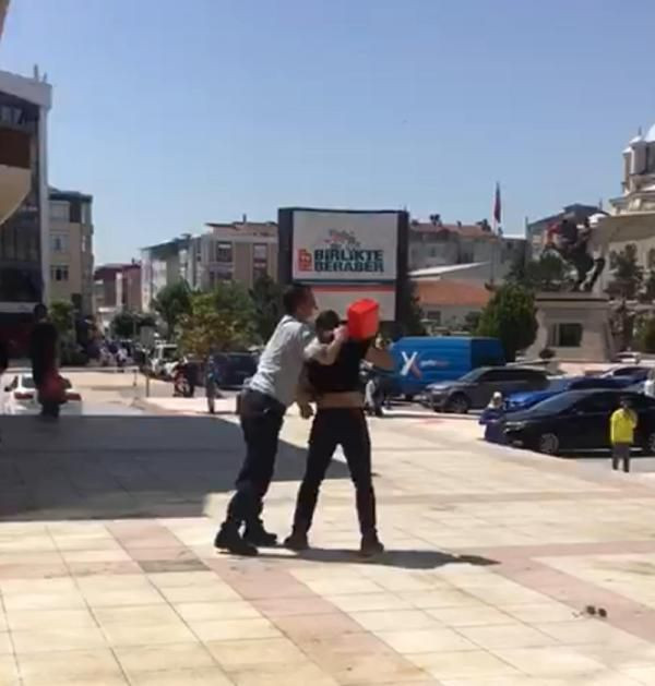 Belediye önünde hareketli dakikalar! Benzin döküp kendini yakmaya kalkıştı... - Sayfa 5