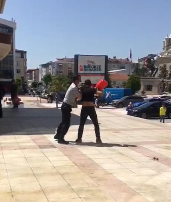 Belediye önünde hareketli dakikalar! Benzin döküp kendini yakmaya kalkıştı... - Sayfa 6