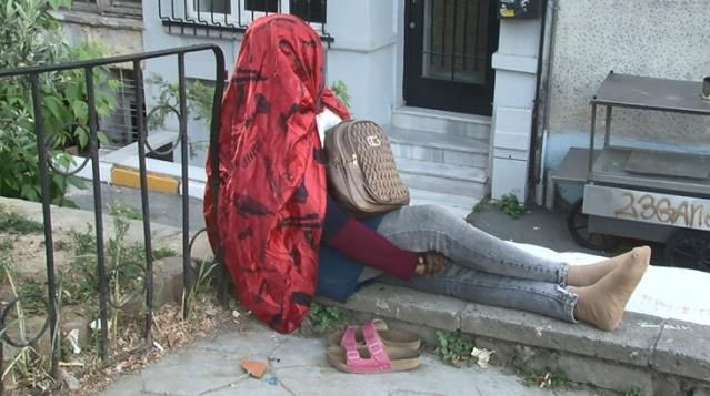 Beyoğlu'nda gizemli kadın! 5 gündür bu halde aynı yerde oturuyor - Sayfa 6