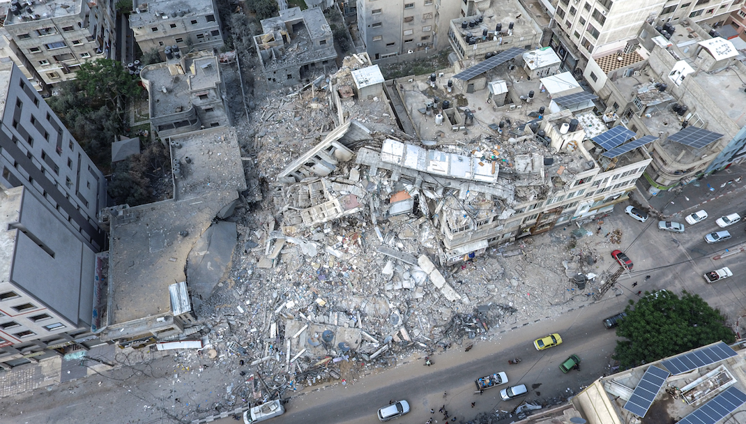 İsrail'in saldırılarında evleri yıkılan Filistinliler okullarda kalıyor - Sayfa 26