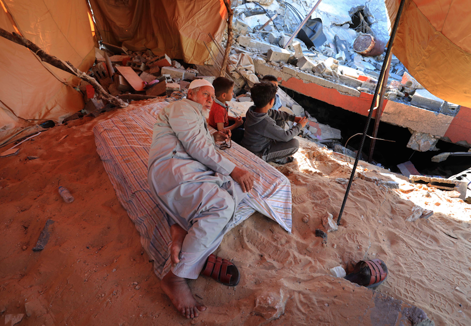 İsrail'in saldırılarında evleri yıkılan Filistinliler okullarda kalıyor - Sayfa 18