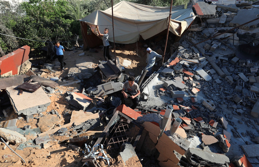 İsrail'in saldırılarında evleri yıkılan Filistinliler okullarda kalıyor - Sayfa 16