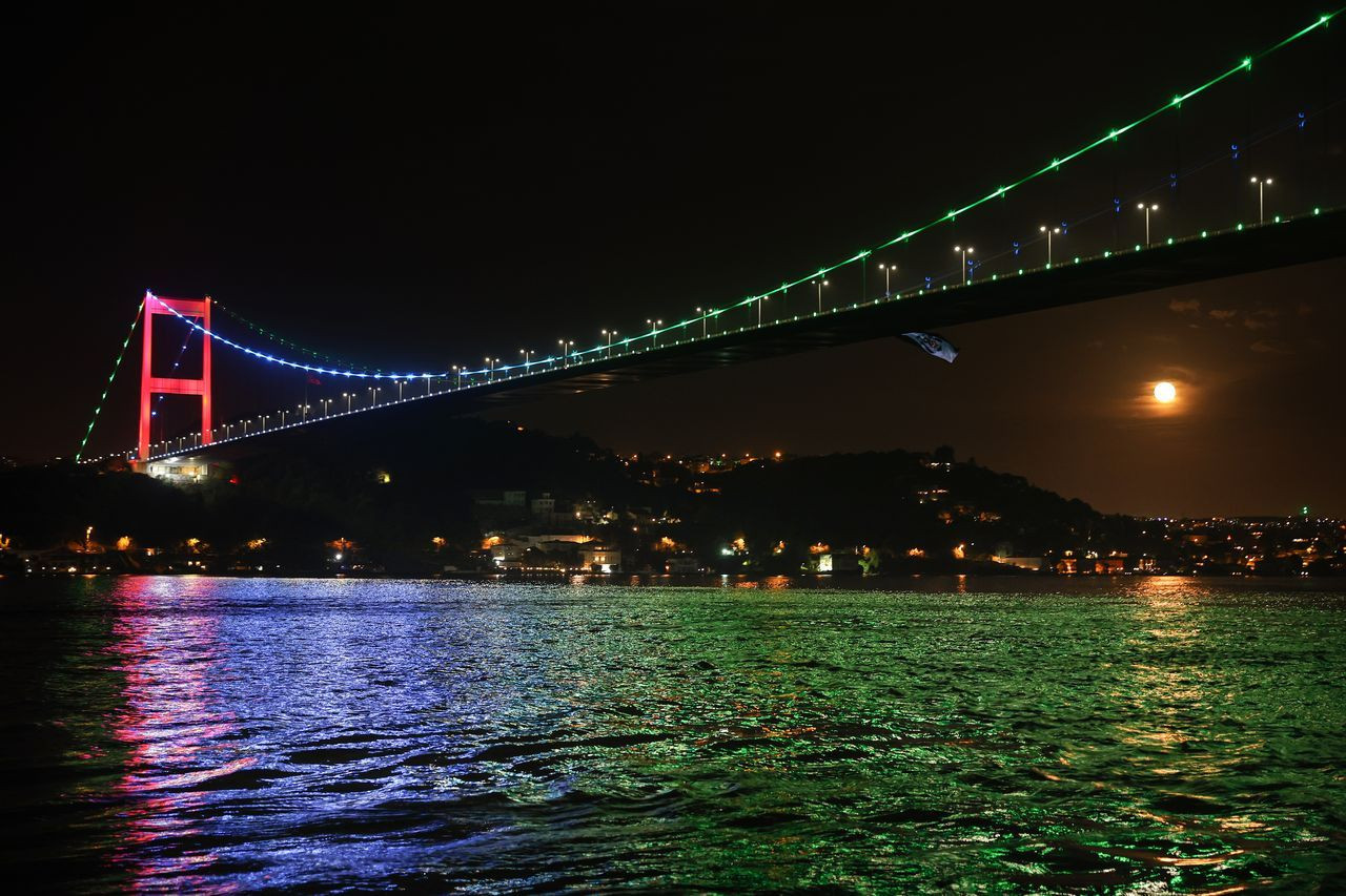 İstanbul'daki köprüler Azerbaycan renklerine büründü - Sayfa 10