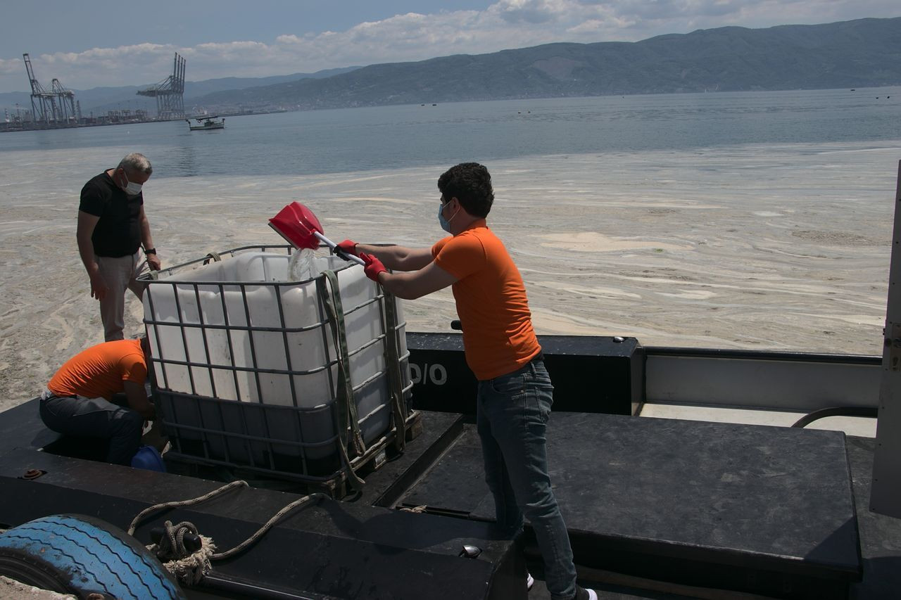 Kürekleri ellerine alıp müsilaj topladılar - Sayfa 6