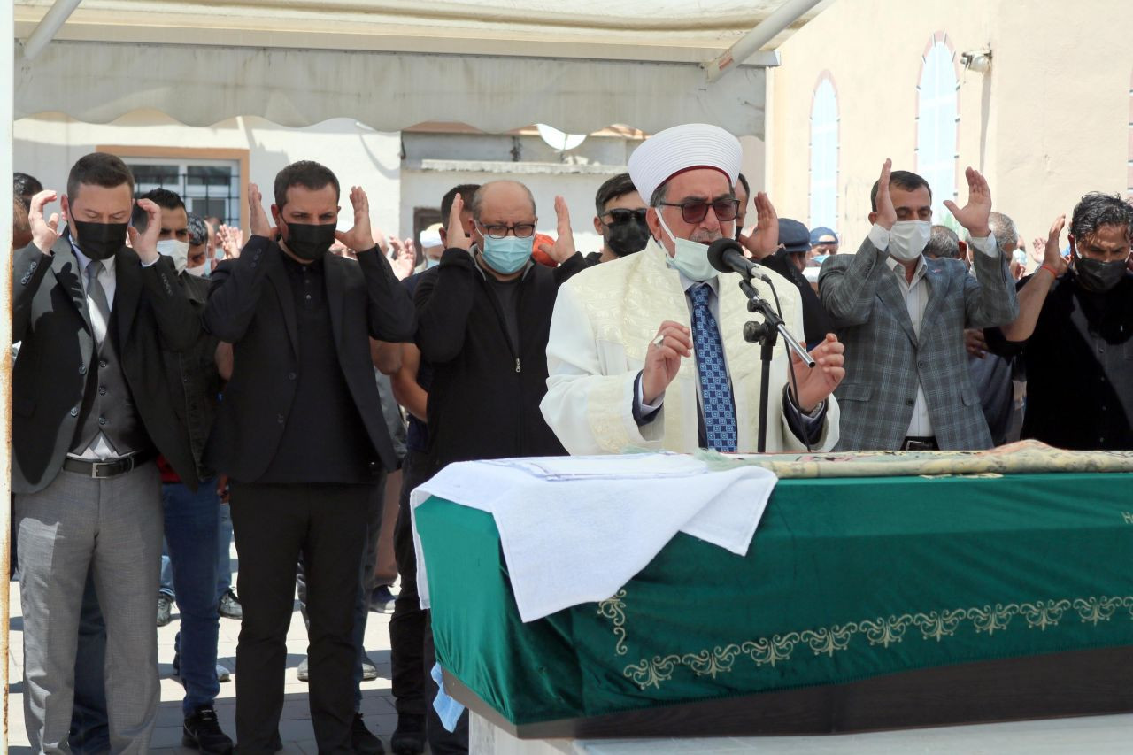 En acı veda! Rafet El Roman'ın babası İsmail Yaşdut son solcuğuna uğurlandı - Sayfa 6