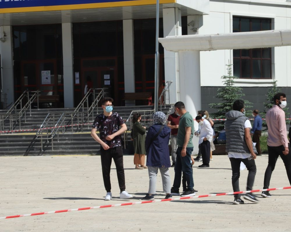 YKS öncesi yurttan manzaralar... Sınava yetişebilmek için zamanla yarıştılar - Sayfa 33