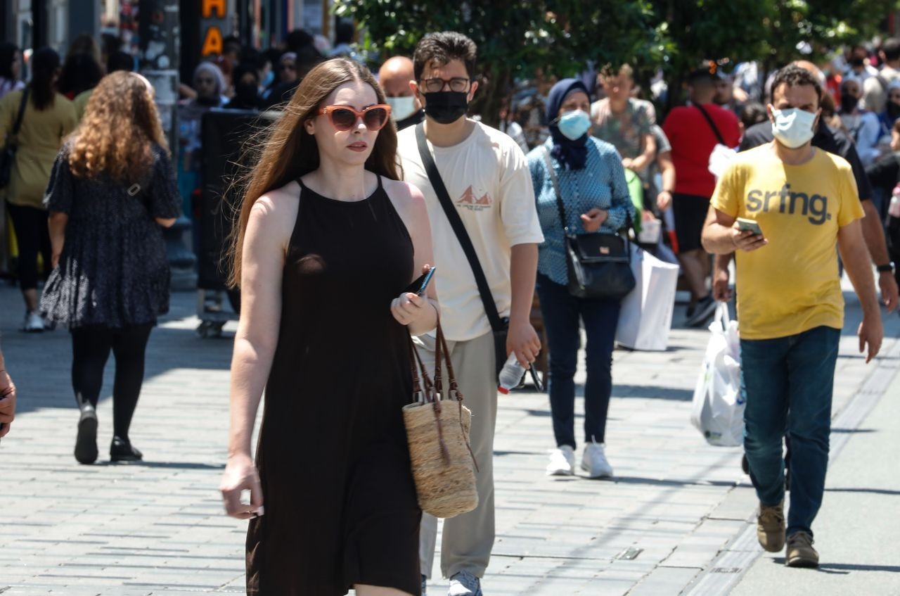 İstiklal Caddesi'ni doldurdular, maske ve mesafe kurallarını hiçe saydılar - Sayfa 5