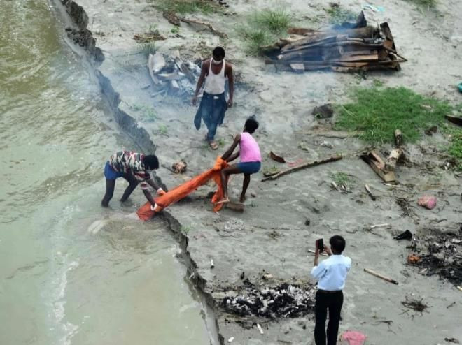 Hindistan'da kan donduran olay: Koronadan ölenlerin cesedi kıyıya vurdu! - Sayfa 8