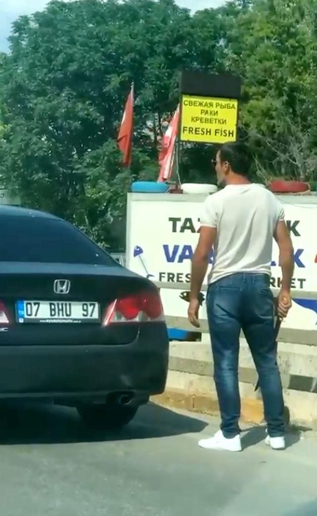 Baltalı maganda! Arabadan çıkıp saldırdı, çocuklu kadın zor durdurdu - Sayfa 5