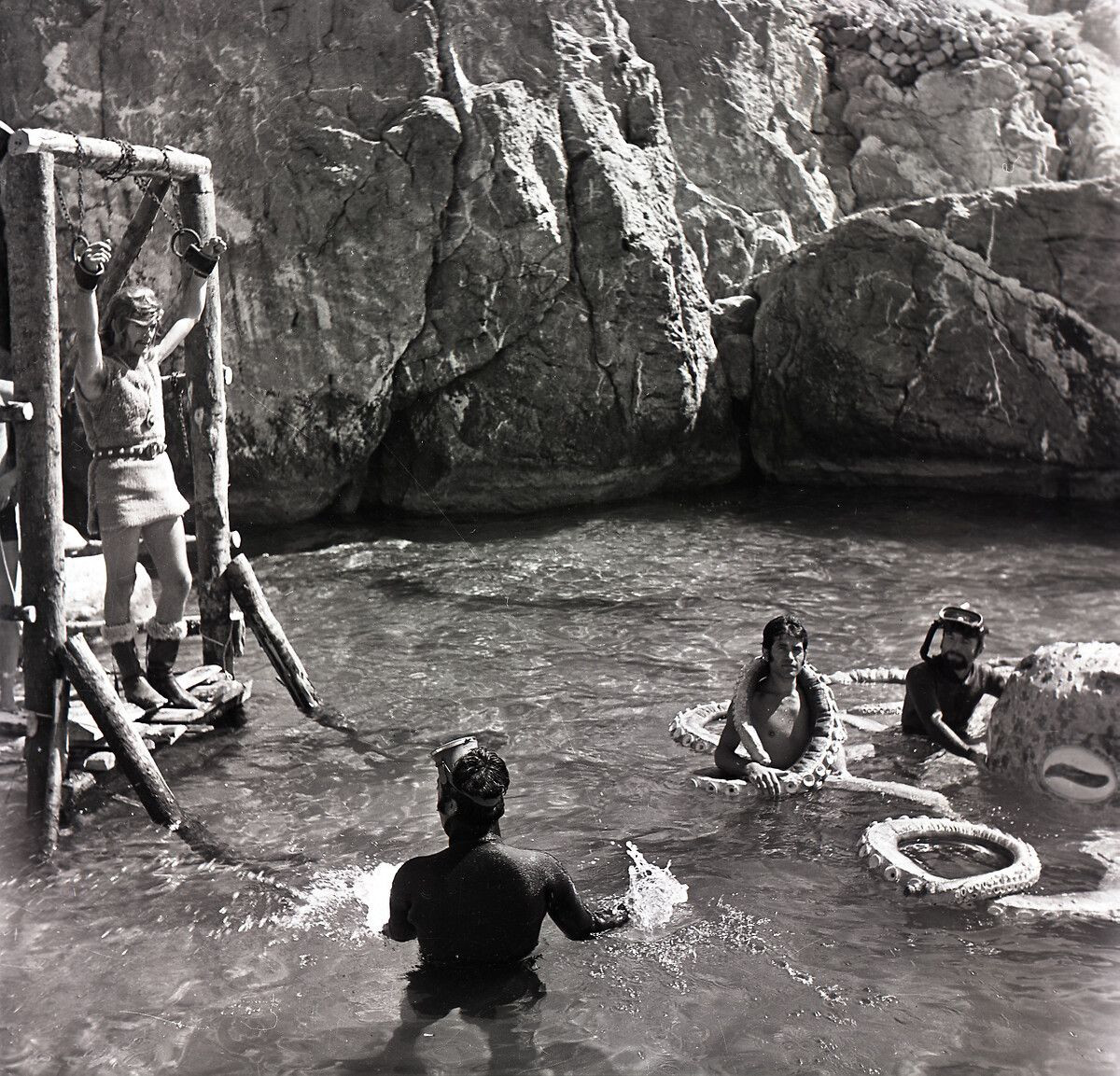 Ünlü Yeşilçam oyuncusu Kartal Tibet'in vefatı sanat camiasını yasa boğdu - Sayfa 17