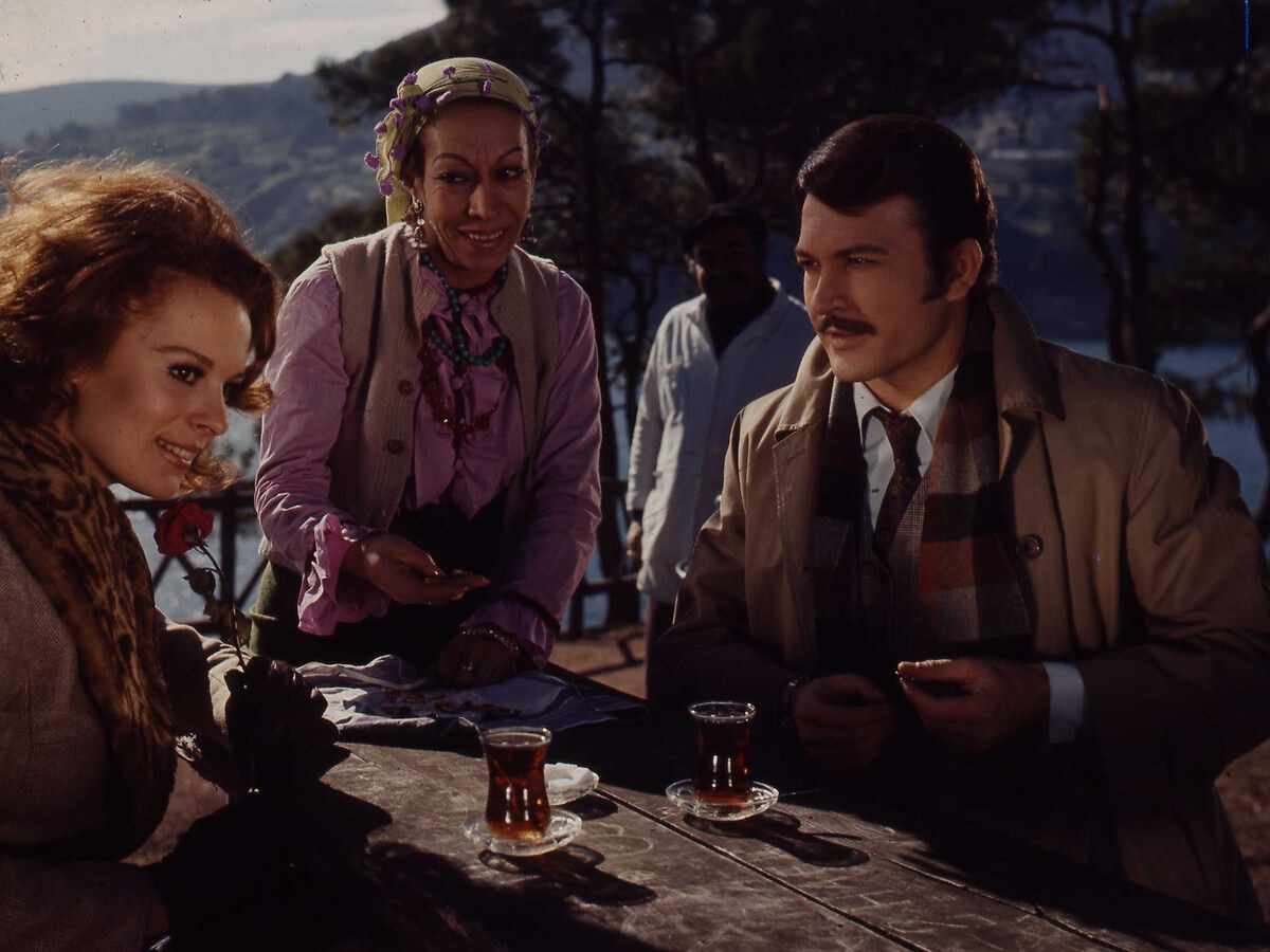 Ünlü Yeşilçam oyuncusu Kartal Tibet'in vefatı sanat camiasını yasa boğdu - Sayfa 13