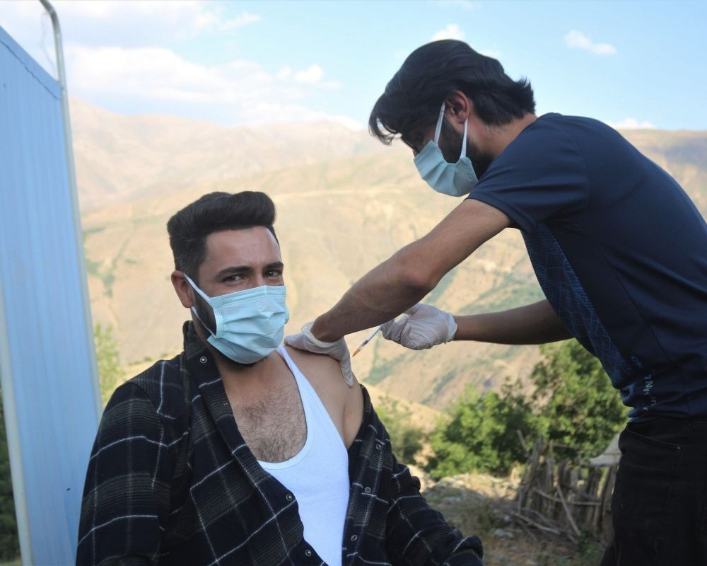 Sağlıkçıların zorlu yolculuğu: Dağ bayır demeden patikaları aşarak aşı yapıyorlar - Sayfa 5