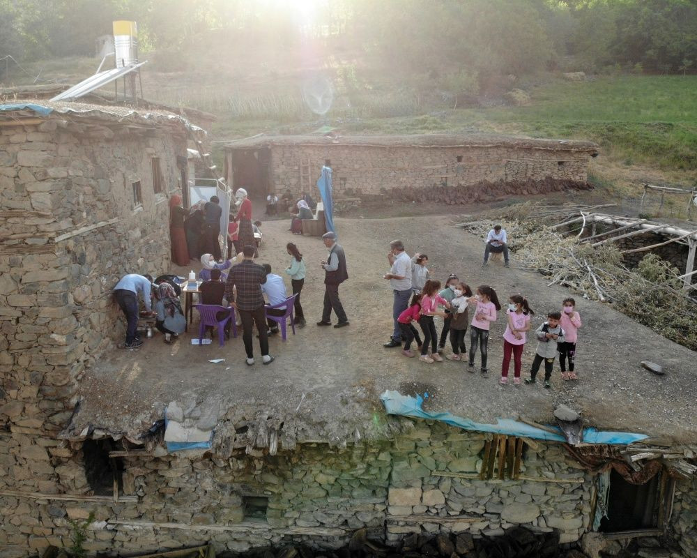 Sağlıkçıların zorlu yolculuğu: Dağ bayır demeden patikaları aşarak aşı yapıyorlar - Sayfa 17