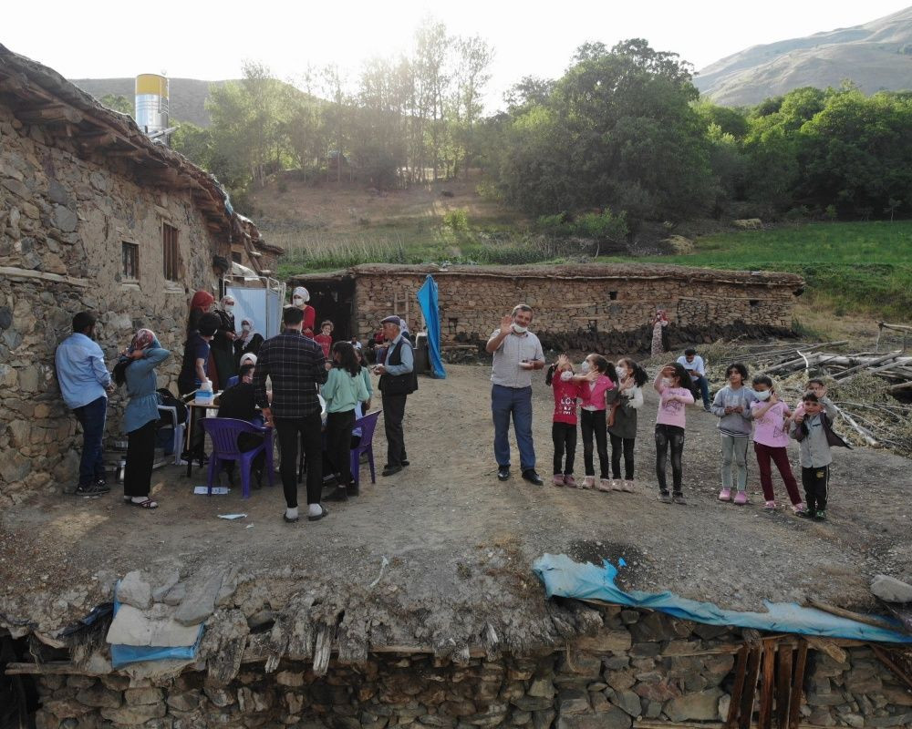 Sağlıkçıların zorlu yolculuğu: Dağ bayır demeden patikaları aşarak aşı yapıyorlar - Sayfa 6