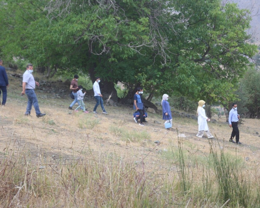 Sağlıkçıların zorlu yolculuğu: Dağ bayır demeden patikaları aşarak aşı yapıyorlar - Sayfa 18