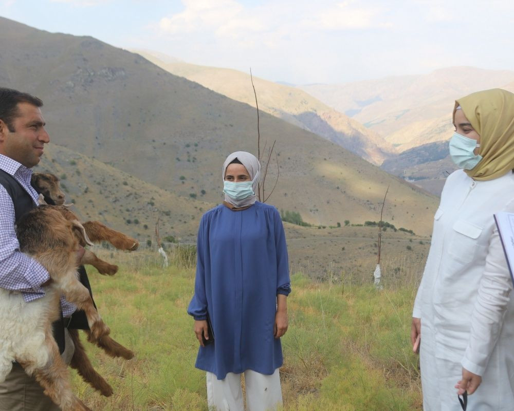 Sağlıkçıların zorlu yolculuğu: Dağ bayır demeden patikaları aşarak aşı yapıyorlar - Sayfa 12