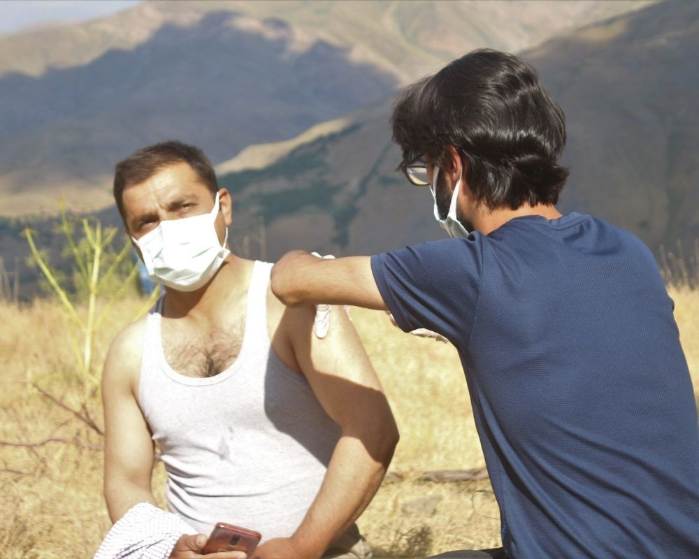Sağlıkçıların zorlu yolculuğu: Dağ bayır demeden patikaları aşarak aşı yapıyorlar - Sayfa 7