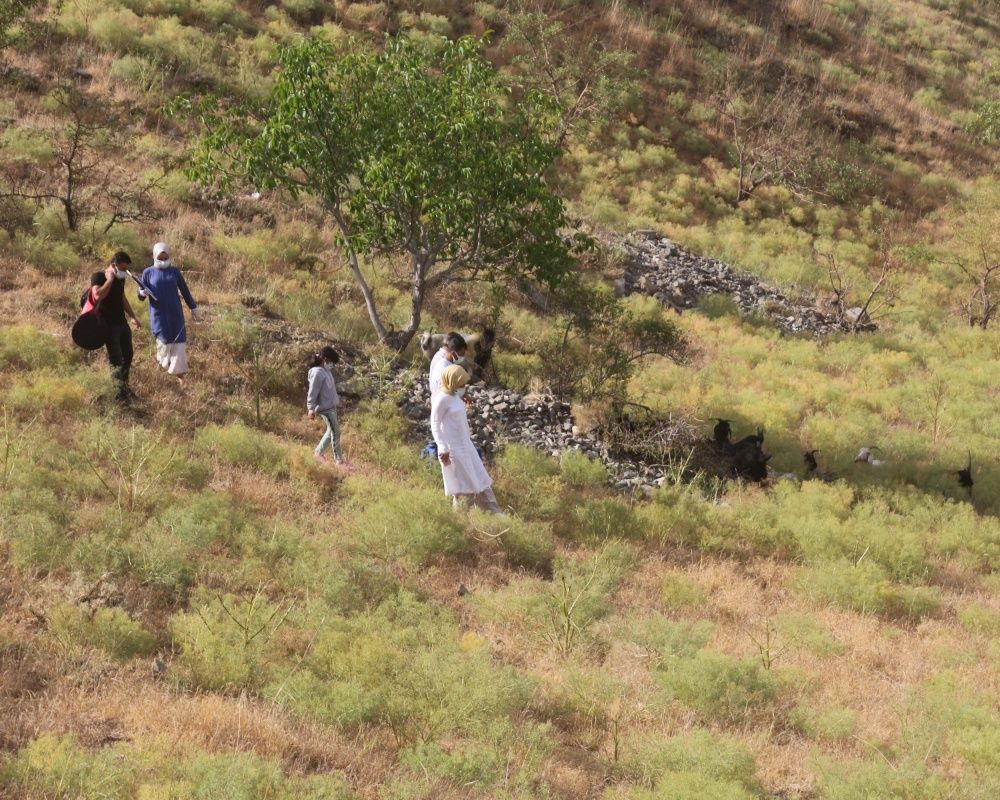 Sağlıkçıların zorlu yolculuğu: Dağ bayır demeden patikaları aşarak aşı yapıyorlar - Sayfa 13