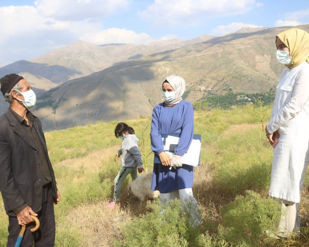 Sağlıkçıların zorlu yolculuğu: Dağ bayır demeden patikaları aşarak aşı yapıyorlar - Sayfa 14