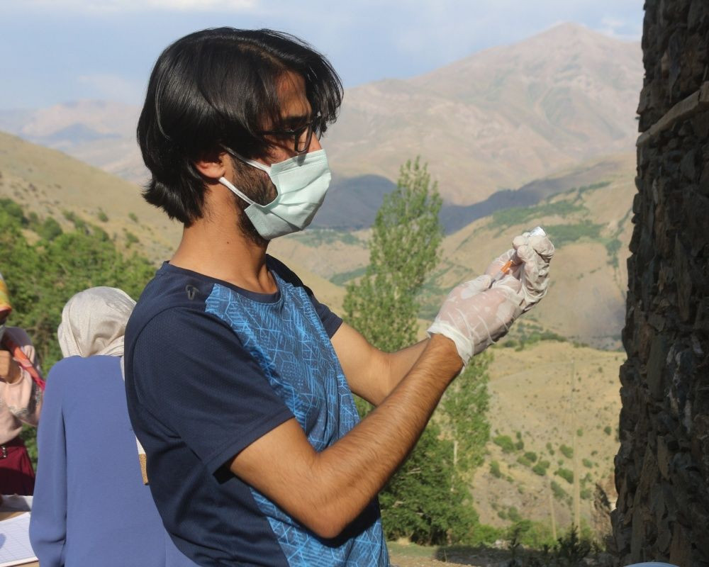 Sağlıkçıların zorlu yolculuğu: Dağ bayır demeden patikaları aşarak aşı yapıyorlar - Sayfa 15