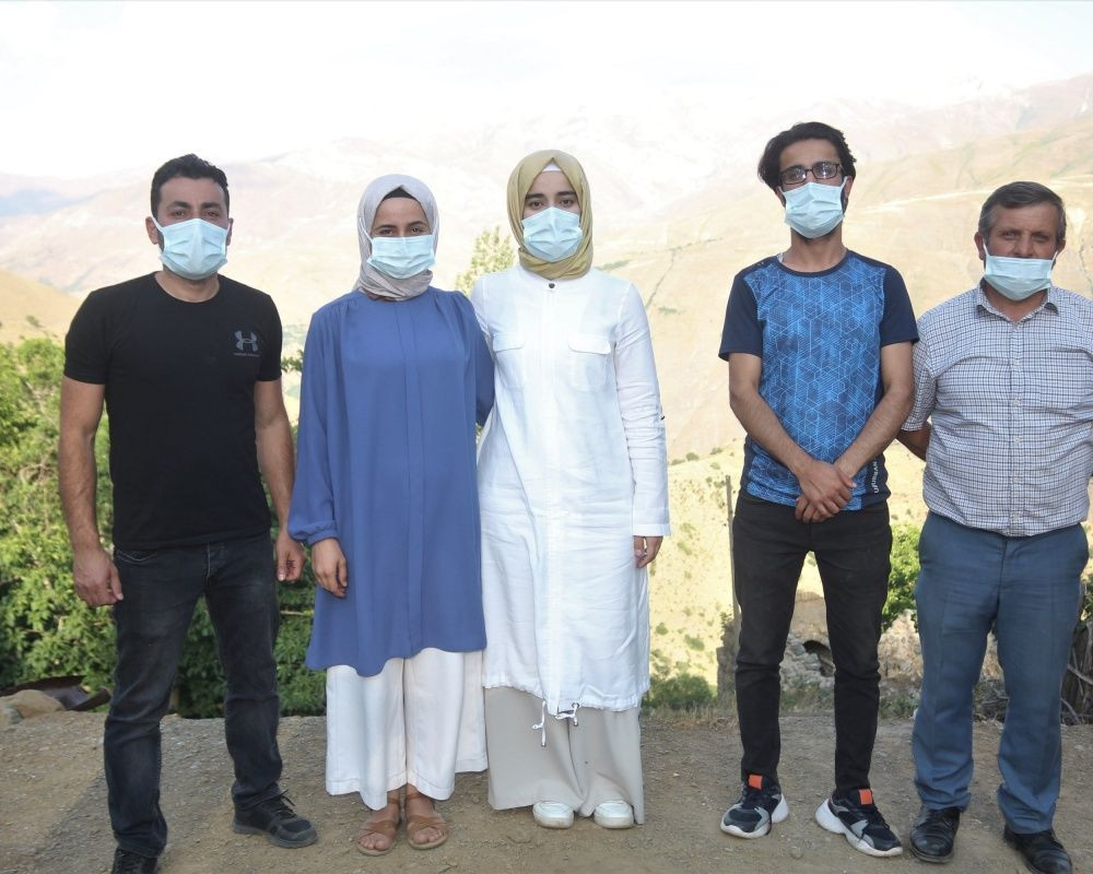 Sağlıkçıların zorlu yolculuğu: Dağ bayır demeden patikaları aşarak aşı yapıyorlar - Sayfa 10