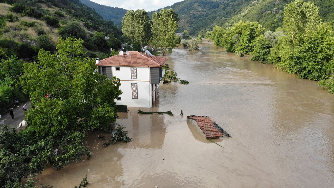 Zonguldak sele teslim! Baraj kapakları açıldı, 4 kişi botla kurtarıldı - Sayfa 16