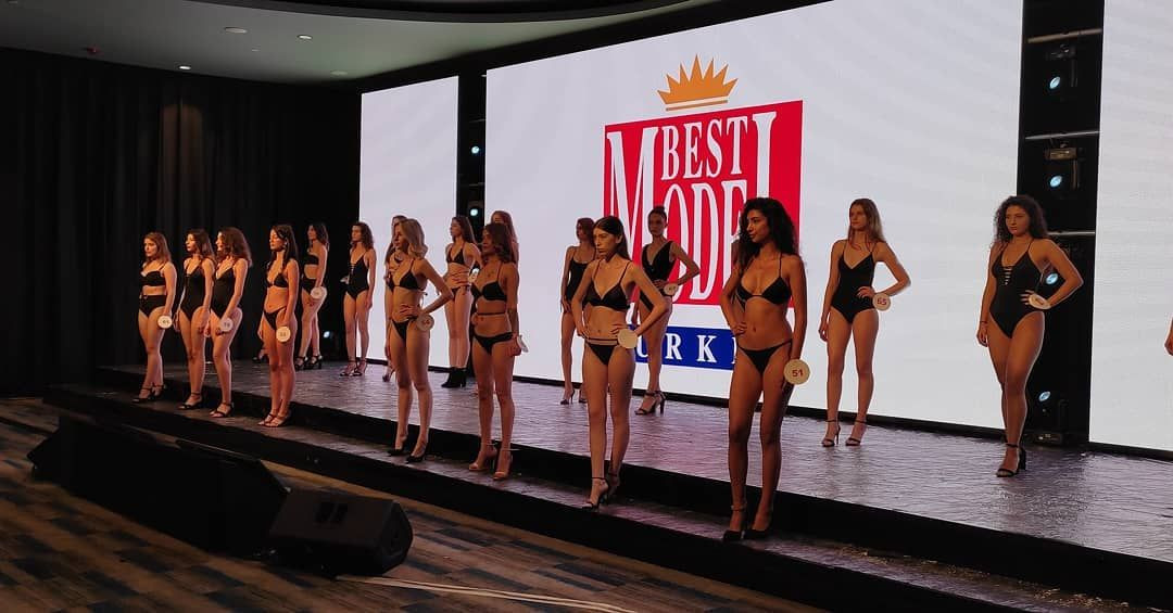 Erkek adaylar diz üstü çöktürülerek yere oturtuldu! Sosyal medya yıkıldı! İşte 34. Best Model Türkiye 2021 yarışmasındaki o görüntülerle ilgili ilk açıklama - Sayfa 15