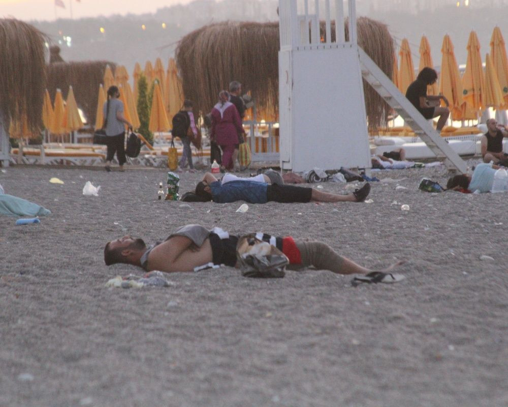 Antalya'da sahiller açık hava oteline döndü! Sıcaktan bunalanlar Konyaaltı Sahili'nde sabahladı - Sayfa 17
