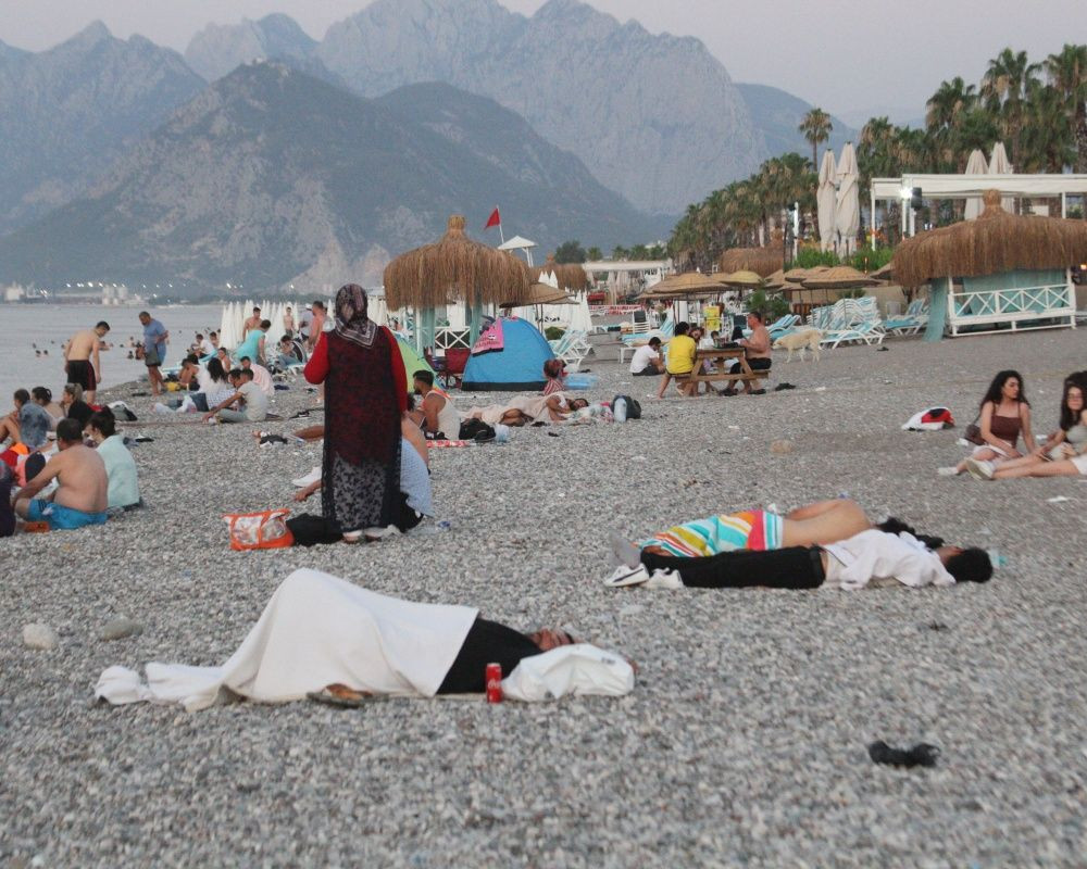 Antalya'da sahiller açık hava oteline döndü! Sıcaktan bunalanlar Konyaaltı Sahili'nde sabahladı - Sayfa 13