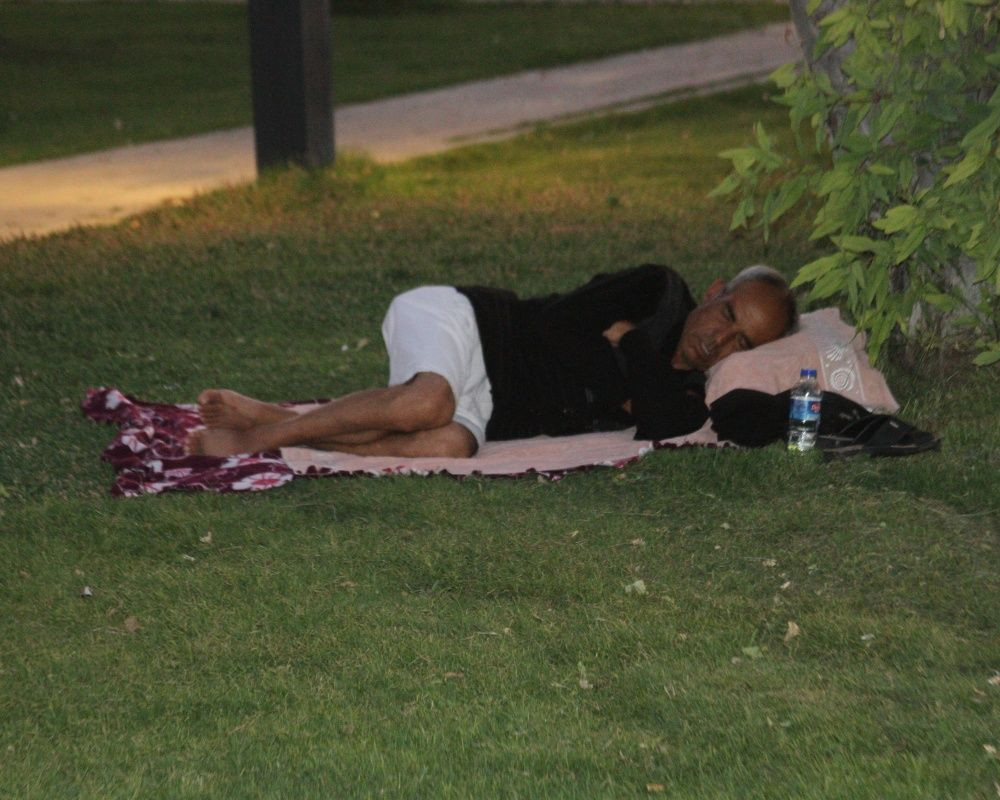 Antalya'da sahiller açık hava oteline döndü! Sıcaktan bunalanlar Konyaaltı Sahili'nde sabahladı - Sayfa 7