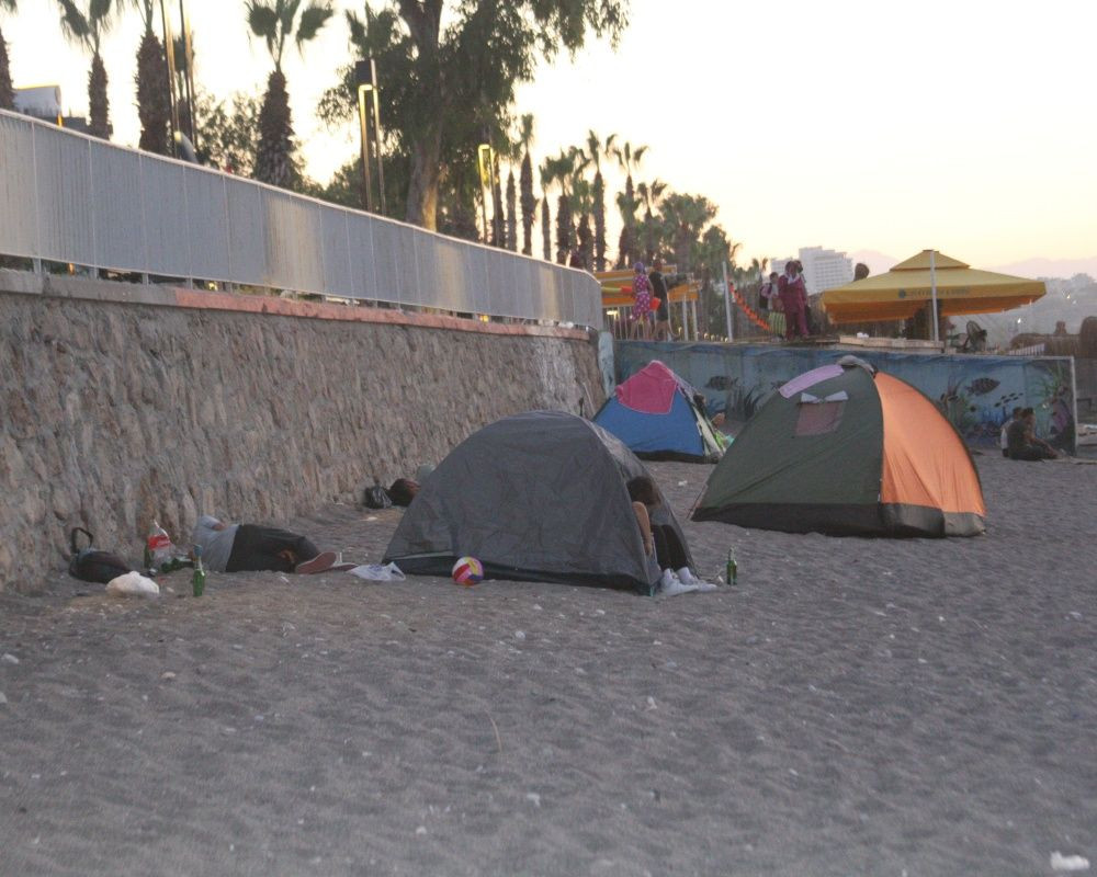 Antalya'da sahiller açık hava oteline döndü! Sıcaktan bunalanlar Konyaaltı Sahili'nde sabahladı - Sayfa 14
