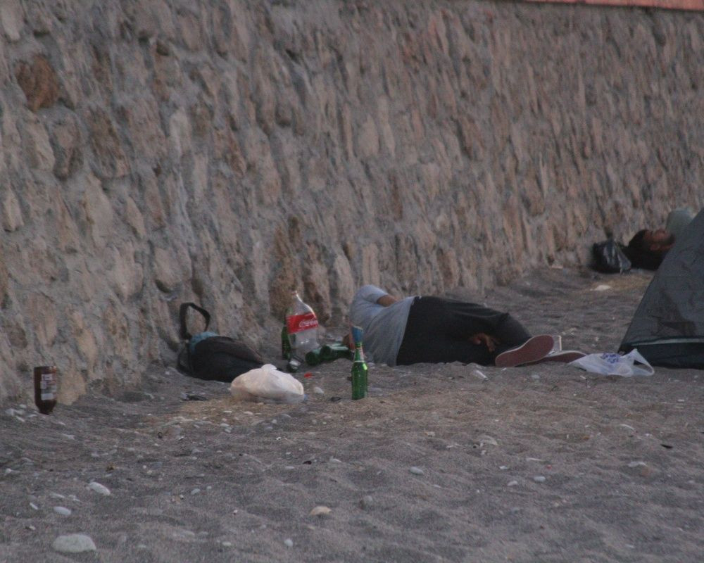 Antalya'da sahiller açık hava oteline döndü! Sıcaktan bunalanlar Konyaaltı Sahili'nde sabahladı - Sayfa 15